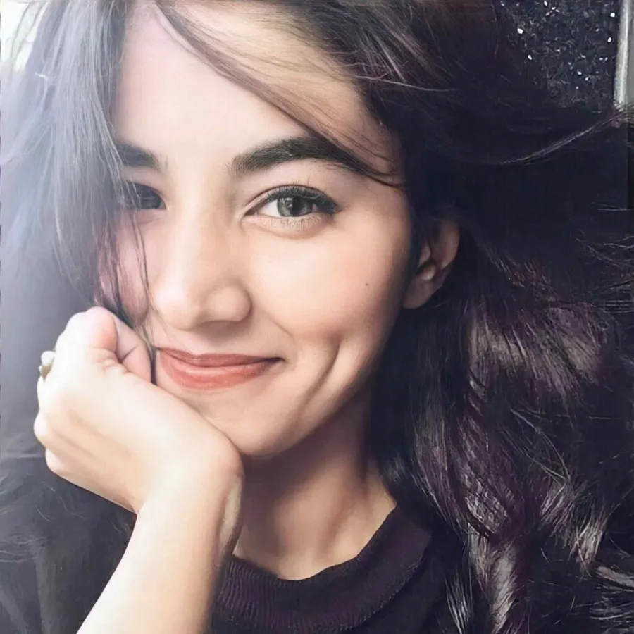 Shayari on Girl’s Smile In Hindi